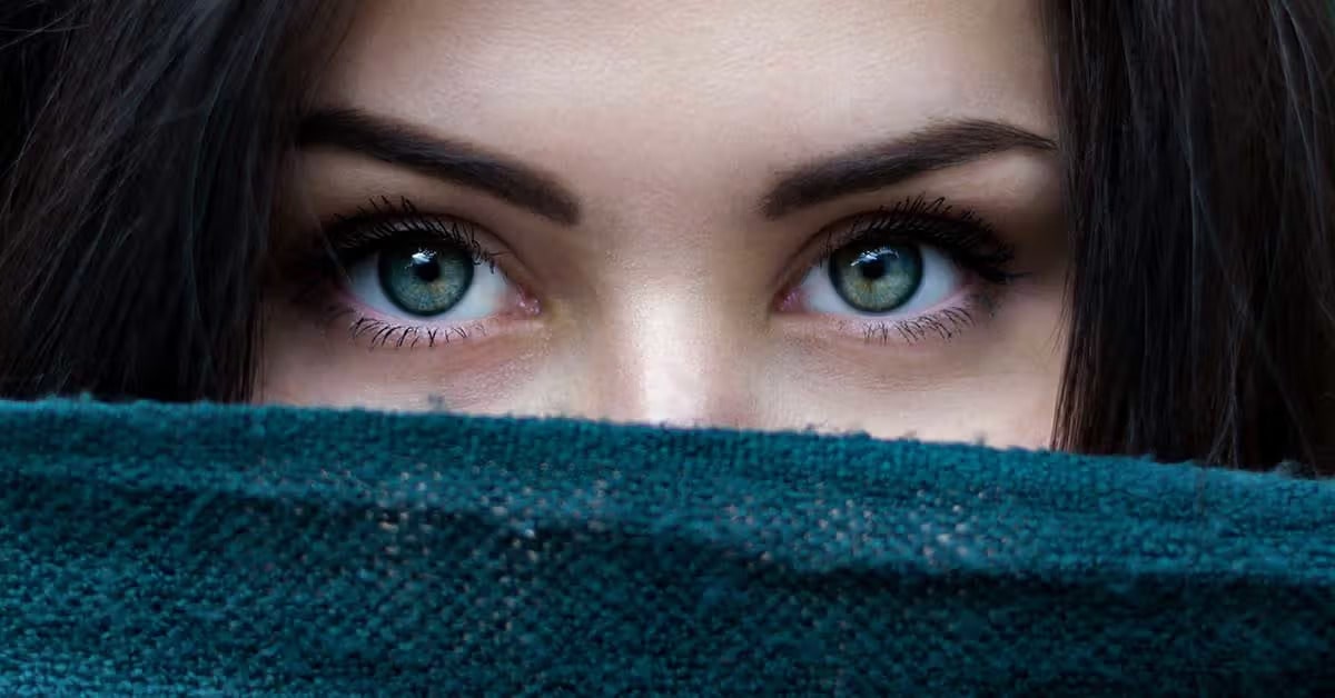 فواید روغن کرچک برای تقویت ابرو